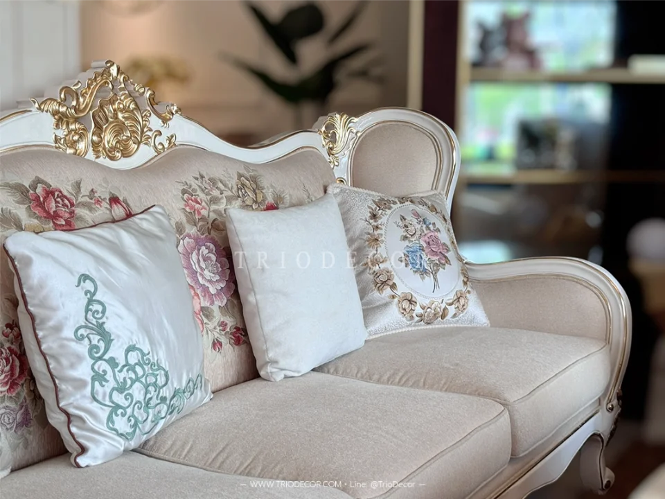 ROSEMARIA CLASSIC ROYAL SOFA SET : ชุดโซฟาหลุยส์ 3ชิ้น (3+2+1ที่นั่ง) พร้อมหมอนอิงและโต๊ะกลางสุดหรู รุ่น โรสมาเรีย