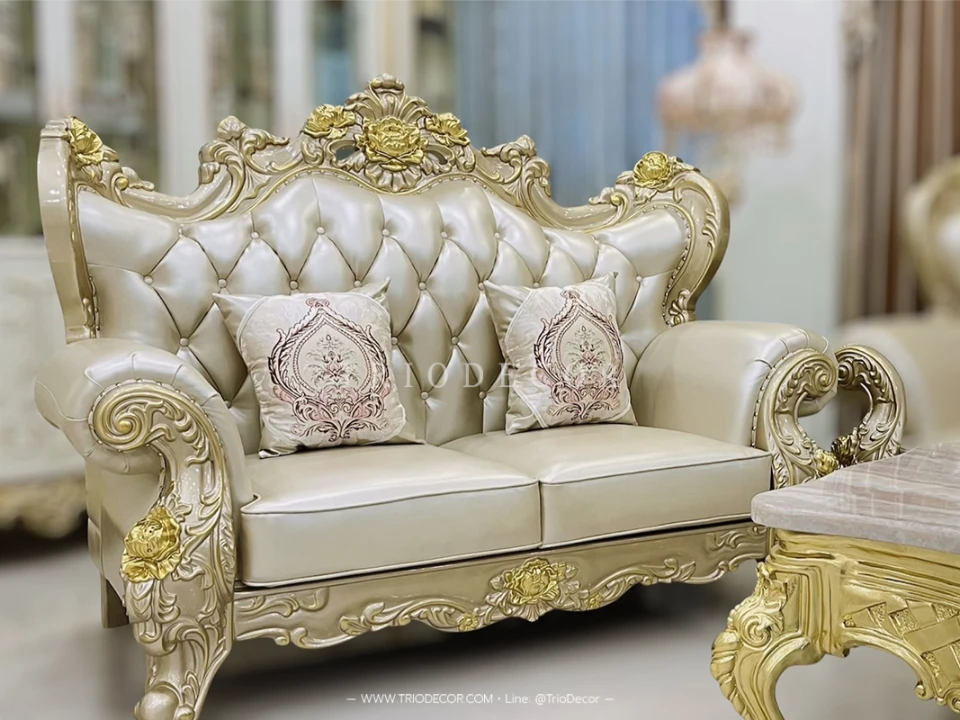 AMETHYST BAROQUE SOFA SET : ชุดโซฟาหลุยส์ 3ชิ้น (3+2+1ที่นั่ง) พร้อมหมอนอิงและโต๊ะกลางสุดหรู รุ่น "อาเมทิสต์" สีทอง