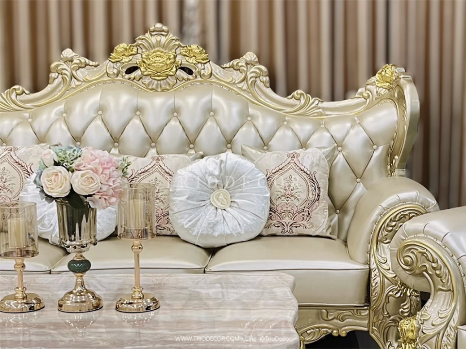AMETHYST BAROQUE SOFA SET : ชุดโซฟาหลุยส์ 3ชิ้น (3+2+1ที่นั่ง) พร้อมหมอนอิงและโต๊ะกลางสุดหรู รุ่น "อาเมทิสต์" สีทอง