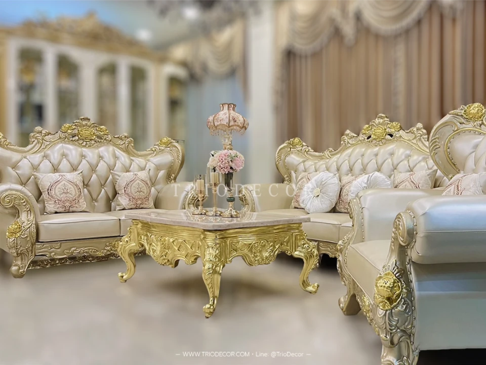 AMETHYST BAROQUE SOFA SET : ชุดโซฟาหลุยส์ 3ชิ้น (3+2+1ที่นั่ง) พร้อมหมอนอิงและโต๊ะกลางสุดหรู รุ่น "อาเมทิสต์" สีทอง