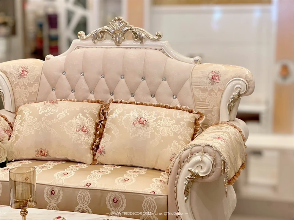 HARMONIA CLASSIC SOFA SET : ชุดโซฟาหลุยส์ 3ชิ้น (3+2+1ที่นั่ง) พร้อมหมอนอิงและโต๊ะกลางสุดหรู รุ่น "ฮาร์โมเนีย" สีขาว
