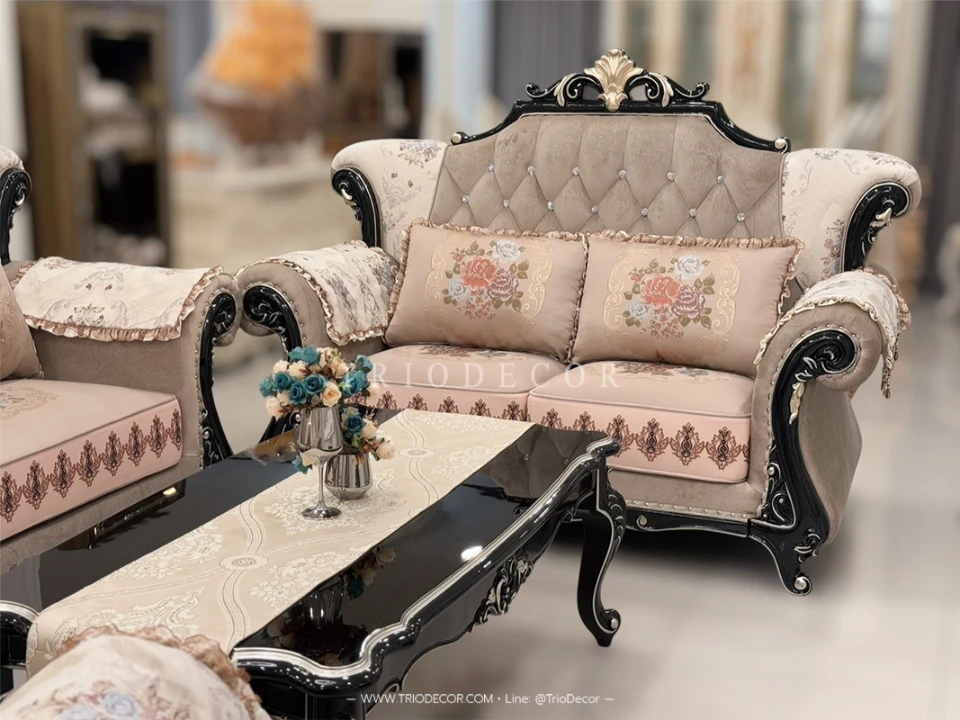 HARMONIA CLASSIC SOFA SET : ชุดโซฟาหลุยส์ 3ชิ้น (3+2+1ที่นั่ง) พร้อมหมอนอิงและโต๊ะกลางสุดหรู รุ่น "ฮาร์โมเนีย" สีโอ๊คดำ