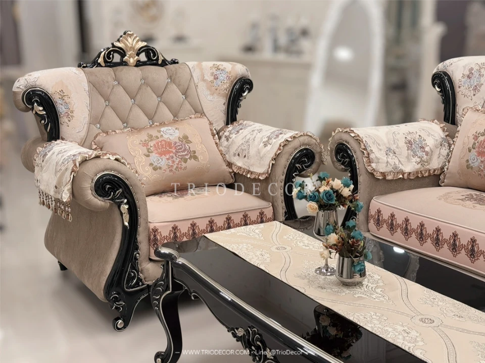 HARMONIA CLASSIC SOFA SET : ชุดโซฟาหลุยส์ 3ชิ้น (3+2+1ที่นั่ง) พร้อมหมอนอิงและโต๊ะกลางสุดหรู รุ่น "ฮาร์โมเนีย" สีโอ๊คดำ