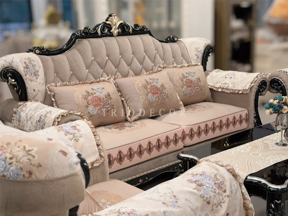 HARMONIA CLASSIC SOFA SET : ชุดโซฟาหลุยส์ 3ชิ้น (3+2+1ที่นั่ง) พร้อมหมอนอิงและโต๊ะกลางสุดหรู รุ่น "ฮาร์โมเนีย" สีโอ๊คดำ