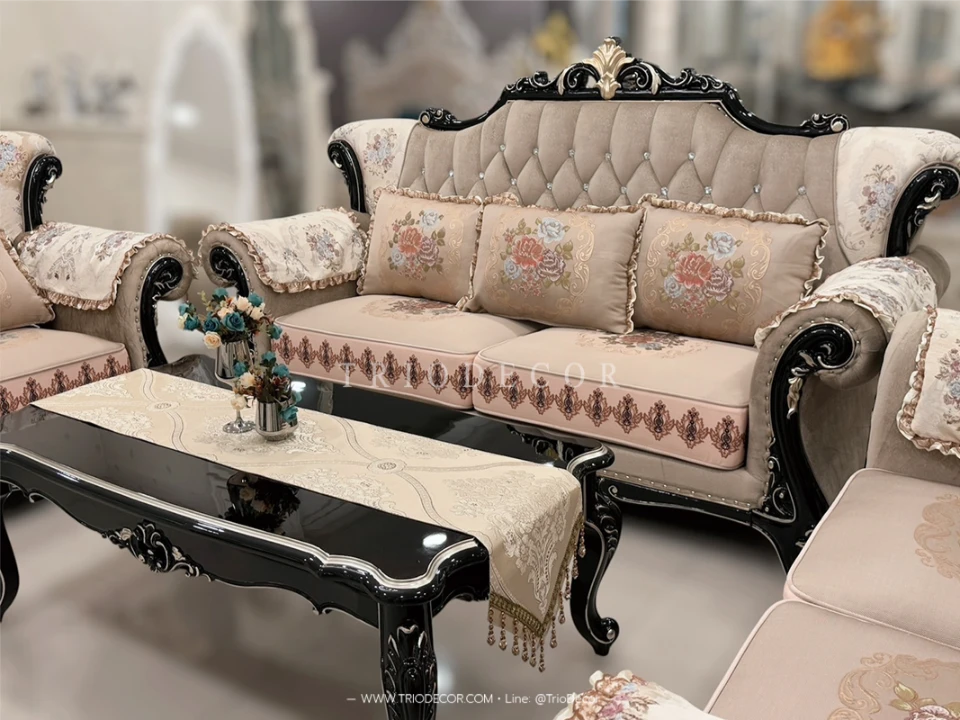 HARMONIA CLASSIC SOFA SET : ชุดโซฟาหลุยส์ 3ชิ้น (3+2+1ที่นั่ง) พร้อมหมอนอิงและโต๊ะกลางสุดหรู รุ่น "ฮาร์โมเนีย" สีโอ๊คดำ