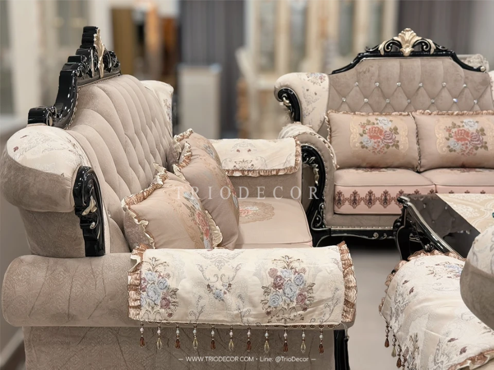 HARMONIA CLASSIC SOFA SET : ชุดโซฟาหลุยส์ 3ชิ้น (3+2+1ที่นั่ง) พร้อมหมอนอิงและโต๊ะกลางสุดหรู รุ่น "ฮาร์โมเนีย" สีโอ๊คดำ