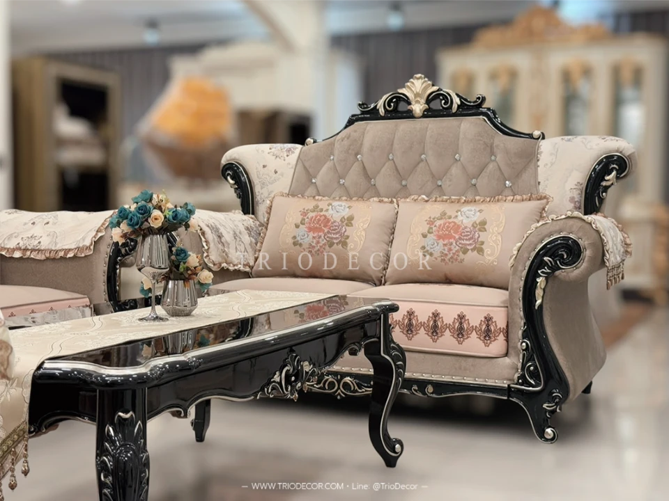 HARMONIA CLASSIC SOFA SET : ชุดโซฟาหลุยส์ 3ชิ้น (3+2+1ที่นั่ง) พร้อมหมอนอิงและโต๊ะกลางสุดหรู รุ่น "ฮาร์โมเนีย" สีโอ๊คดำ