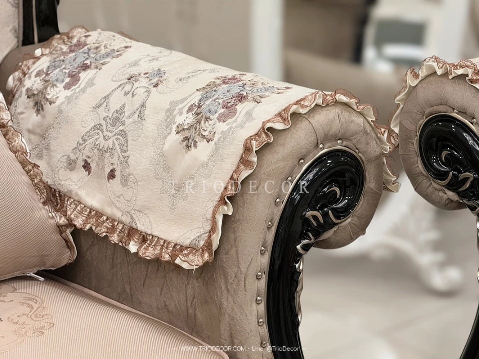 HARMONIA CLASSIC SOFA SET : ชุดโซฟาหลุยส์ 3ชิ้น (3+2+1ที่นั่ง) พร้อมหมอนอิงและโต๊ะกลางสุดหรู รุ่น "ฮาร์โมเนีย" สีโอ๊คดำ