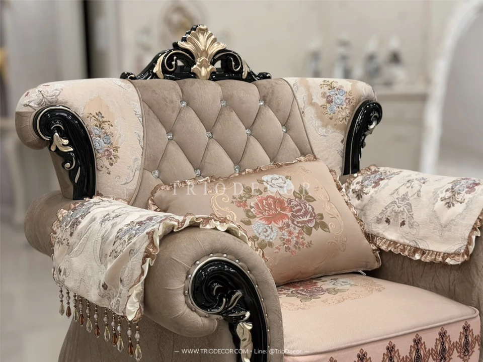 HARMONIA CLASSIC SOFA SET : ชุดโซฟาหลุยส์ 3ชิ้น (3+2+1ที่นั่ง) พร้อมหมอนอิงและโต๊ะกลางสุดหรู รุ่น "ฮาร์โมเนีย" สีโอ๊คดำ